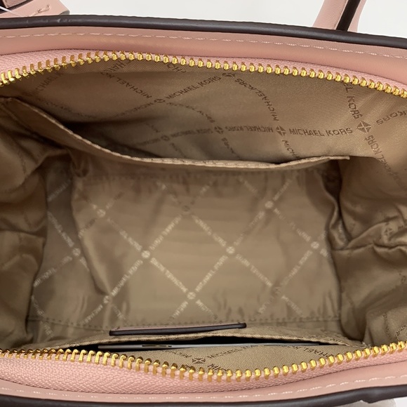 MICHAEL KORS
Avril Small Logo Top-Zip Satchel Powder Blush Multi signature color - Picture 15 of 16